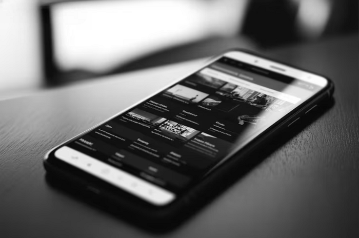 Особенности публикации в App Store и Google Play: процесс модерации и подводные камни